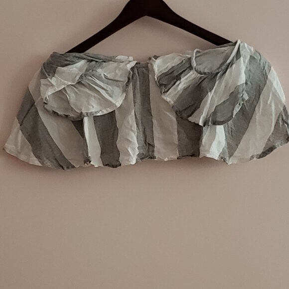 White & Gray Striped Off Shoulder Crop Top [Lulu’s] [Size M] - Picture 2 of 5